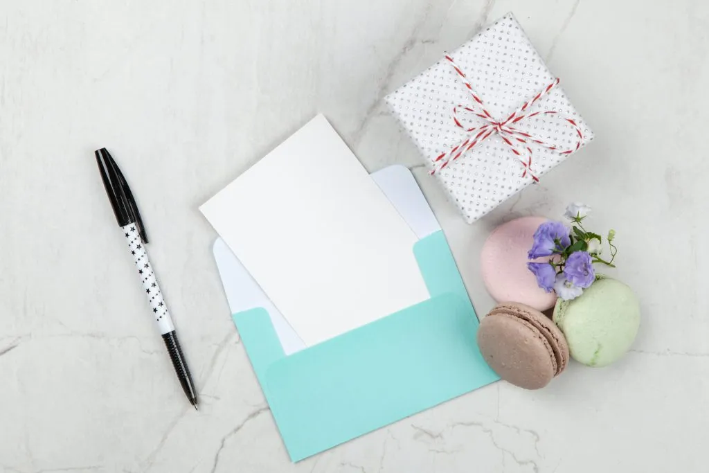 Jak podpisać kartkę z życzeniami na ślub?